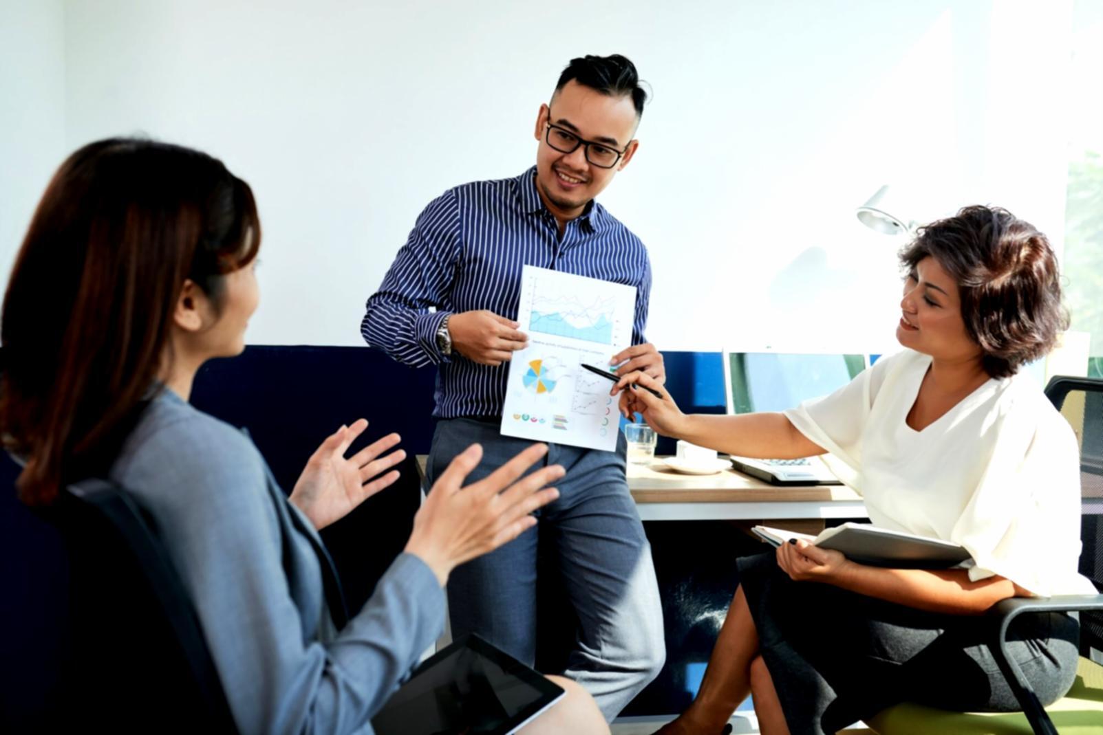Arbeitsplatz mit Finanzunterlagen und Notizen zur Entwicklung von Kalivarethono